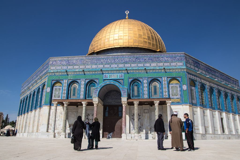 Iconic Dome of the Rock with golden dome in Jerusalem, showcasing Islamic architecture under a clear blue sky.